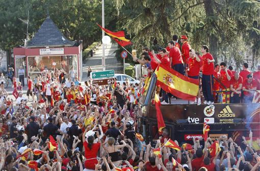 Dünya Şampiyonu Boğalar Madrid'e ayak bastı, yer yerinden oynadı. 'Dünyanın en mutlu ülkesine hoşgeldiniz' pankartıyla karşılanan kafileye, inanılmaz bir sevgi gösterisinde bulunuldu