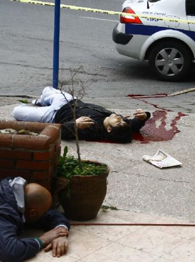 İstanbul'da saatler süren çatışma sırasında siviller de vuruldu. İşte terörün sivil kanı döktüğü anlardan alınan kareler: