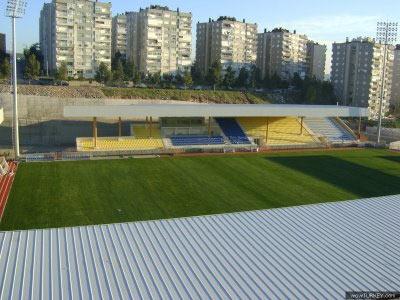 <b>YENİ BUCA STADI</b> Turkcell Süper Lig'in yeni temsilcilerinden Bucaspor'un yeni sezonda maçlarını hangi statta yapacağı konusundaki belirsizlik ise gündemdeki yerini hala koruyor. 2010-2011 sezonunda maçlarını Yeni Buca Stadı'nda oynamak isteyen Bucaspor'un, stadın Süper Lig kriterlerine yükseltilmesi için çeşitli çalışmalar yapması gerekiyor. <br> <br> Ancak Yeni Buca Stadı'nın arazisinin Hazine'ye, stadın mülkiyetinin ise Buca Belediyesi'ne ait olması nedeniyle iki kurum arasındaki hukuki süreç nedeniyle statta herhangi bir çalışma yapılamıyor. <br> <br> 
Buca Belediyesi'nin stattaki mülkiyet hakkını Çevik Bir Meydanı'ndaki Buca Stadı ile değiştirilmesi yönündeki çalışmalar tamamlandığı takdirde, Yeni Buca Stadı'nın mülkiyeti Hazine'ye devredildikten sonra Gençlik ve Spor Genel Müdürlüğü'ne tahsisinin yapılması planlanıyor. Bu takasın yapılmasının ardından statta Türkiye Futbol Federasyonu kriterlerine yönelik çalışmalara başlanacak. Bu çalışmaların yeni sezona yetişmemesi durumunda ise sarı-lacivertli ekibin maçlarını Atatürk Stadı'nda oynaması söz konusu olacak.