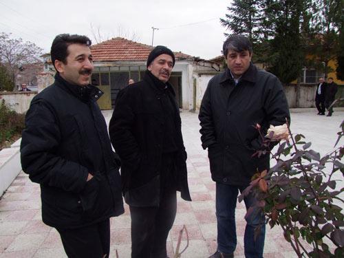 Bu mevsimde çiçek açan çiçeklerin normal zamanda tekrar açma imkanının bulunmadığını söyleyen cami cemaatinden Adnan Çatak ise "Böyle durumlarla karşı karşıya kalmamak için soğuk havalarda çiçeğin sulanması gerekiyor. Bu sayede su bitki köklerine ulaşıyor ve kökün donmasını sağlıyor. Bu da ağacın erken çiçek açmasını önlüyor." dedi.