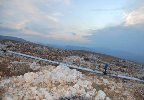 Malatya Valiliği, ilk kez uygulan teknik ile kayalıklara 300 bin çukur açarak Beydağı'nı yeşillendirdi. Artık Malatyalılar Beydağı'nın kel tepeleri yerine yeni filizlenen fidanları görüyor.
