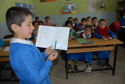 HAKKARİ'NİN DURANKAYA BELDESİNDEKİ PINARBAŞI İLKÖĞRETİM OKULU'NDA YAŞANAN ÖĞRETMEN SIKINTISI NEDENİYLE ÖĞRENCİLERİN ARKADAŞLARINA DERS VERDİKLERİ BELİRTİLDİ. FOTOĞRAF: FEYZULLAH AKSU