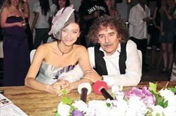 <p><strong>DERYA KÖROĞLU - AYŞE ÖZGÜRKAYA<br /><br /></strong>Yeni Türkü'nün solisti Derya Köroğlu tiyatrocu Ayşe Özgürkaya ile 2009 yılında <span style="border-bottom: #ff0000 3px double; line-height: 1.7; color: #ff0000; cursor: hand; font-weight: bold;">evlendi</span>.</p>