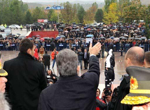 Cumhurbaşkanı Abdullah Gül, Tunceli'de coşkuyla karşılandı. Vatandaşlarla sohbet eden ve tek tek hal hatır sorarak kucaklaşan Gül, 'Sen hoşgeldin Sayın Cumhurbaşkanım, başımızın üstünde yerin var'' yazılı dövizlerle karşılandı.