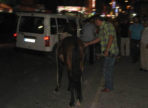 Karaman'da işlek caddeye atı ve silahıyla giren şahıs gözaltına alındı