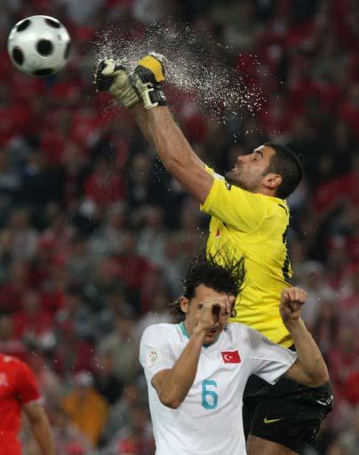 EURO 2008 AVRUPA FUTBOL SAMPIYONASI FINALLERI'NDE, TURKIYE ILE ISVICRE KARSILASMISTI. MACTA MILLI FUTBOLCULARIMIZ MEHMET TOPAL VE KALECI VOLKAN DEMIREL DE GOREV YAPMISTI. (RIZA OZEL)