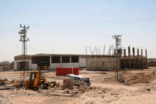 <b>ENSARİ: TALEPLERİ KARŞILAYAMIYORUZ</b><br><br>

Mardin Organize Sanayi Bölge Müdürü Abdullah Ensari ise Mardin'de yatırım taleplerinin Irak ve Suriye'ye ürün satmak isteyen şirketlerden geldiğini anlattı.  80 fabrikalık Mardin Organize Sanayi Bölgesi'nin tamamen dolduğunu belirten Ensari, Mardin ilinde 2001 yılında ürün ihraç eden firma sayısı 77 olduğunu, 2006 yılında bu rakamın 121'e, 2007 yılında 127'ye çıktığını hatırlattı. <br><br>

Ensari, " Serbest bölgenin de bulunduğu MOSB`in alanını genişletmek üzere ek arazi tahsisi talep ettik. Yeni yatırımları buraya yönlendireceğiz. Bugün Organize Sanayi Bölgemizde 62 adedi faaliyette, 6 adedi inşaatta, 17 adedi faaliyeti durdurulmuş ve 12 adedi proje safhasında olan toplam 96 adet tesis mevcut." dedi

2010'un ilk 9 ayında Mardin Organize Sanayi Bölgesi'nde 30 fabrika açıldığını, 60 fabrika için arsa başvurusu yapıldığını belirten Abdullah Ensari, "Bize gelen talepleri karşılayamıyoruz. Dünyanın birçok ülkesinde birçok firma Mardin'de yatırım yapmak için bize başvuruyor. İlimizdeki firmaların gerçekleştirdiği ihracat, geçen yıla oranla yüzde 32.3 oranında artış gösterdi." diye konuştu

<br><br><b>CİHAN</b>