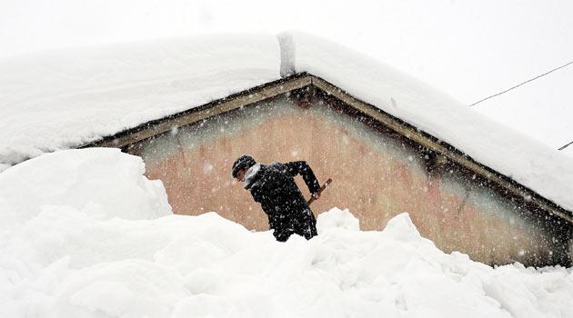 Bitlis Meteoroloji Müdürlüğü resmi olarak belgelendirdiği Bitlis'teki kar kalınlığını 6 metre 40 santim olarak tespit etti.