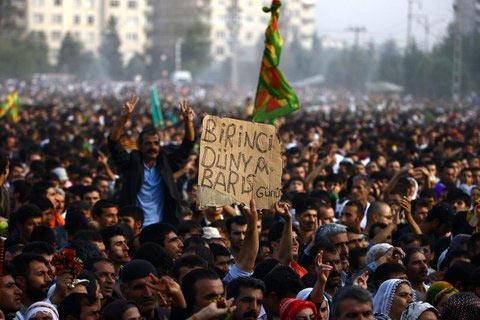 Kendilerine "barış grubu" diyen 34 PKK'lıyı karşılamak için Diyarbakır'da dün akşam onbinlercu kişinin katıldığı bir miting düzenlendi. Grubun alana girişi sırasında sloganlar atıldı, meşaleler yakıldı.