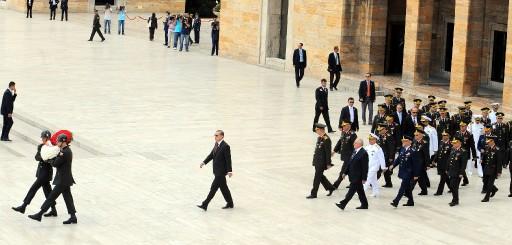 Yüksek Askeri Şura toplantısı Başbakan Erdoğan'ın başkanlığında Genelkurmay Başkanlığı Karargahı'nda başladı. Toplantıda albay ve generallerin terfileri görüşülüyor