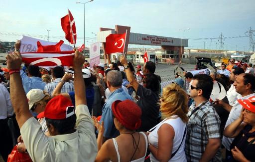 Silivri Ceza İnfaz Kurumları'nda görülmeye başlanan dava için çevrede yoğun güvenlik önlemleri alındı. Tutuklu sanıklardan Gazeteci Tuncay Özkan'ın genel başkanlığını yaptığı yeni partililer de kampüs dışında bekledi.(