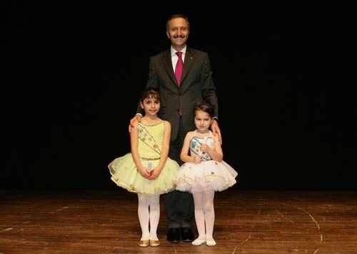 Küçükçekmece Belediyesinin düzenlediği gösteri sanatları kurslarında eğitimlerini tamamlayan 19 bin genç yetenek Küçükçekmece Belediye Başkanı Aziz Yeniaydan sertifikalarını aldı