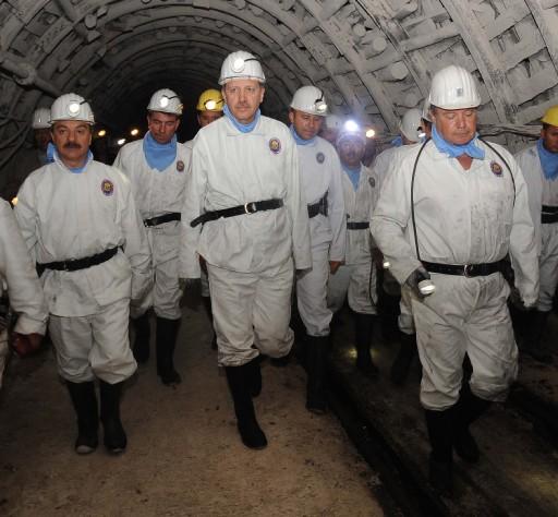 Başbakan Erdoğan bir ilki gerçekleştirdi, 564 metre yerin dibine indi. Darbeli kırıcı kullanarak kömür çıkaran Başbakan, burada işçilerle beraber 'Kömeç' yedi.