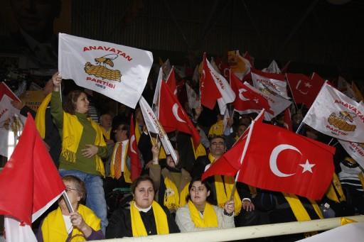 ANAVATAN PARTİSİ TÜZÜK KONGRESİNDE PARTİNİN ESKİ AMBLEMİNİN KULLANILMASI KABUL EDİLDİ. Anavatan Partisi Genel Başkanı Salih Uzun, partinin aslına dönme süreci yaşadığını söyledi ve "ANAVATAN'ı özüne döndürüyoruz. Bu öze dönüş, bir arınma sürecidir'' dedi.
