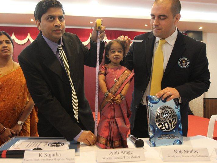 Yaklaşık 63 santimetrelik boyuyla iki yaşındaki bir çocuktan daha kısa olan Hintli lise öğrencisi Jyoti Amge, Nagpur şehrindeki ölçümün ardından "dünyanın en kısa kadını" ilan edildi.