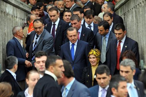Başbakan Recep Tayyip Erdoğan eşi Emine Erdoğan ile birlikte kayınpederinin mezarını ziyaret etti.