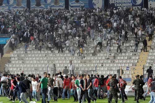5 bin Karşıyakalı sahaya indi, Kasımpaşalılar soyunma odasına kaçtı, Alparslan'ın kafasına koltukla vuruldu, çok sayıda asker, futbolcu ve taraftar yaralandı.