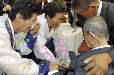 Güney ve Kuzey Kore'de yaklaşık 60 yıldır birbirlerini görmeden yaşayan aileler sınırda buluşmanın heyecanını yaşadı. Kimisi 90 yaşını geçmiş 97 kişilik Güney Koreli grubun sınırdaki buluşması duygusal görüntülere sahne oldu.