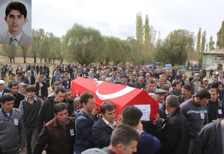 Van'da meydana gelen depremde hayatını kaybeden ogretmen Mehmet Gokhan Ay'ın cenazesı, memleketı Sıvas'ın İmranlı ılcesınde gozyasları arasında topraga verıldı. Ay'ın asker ogretmen olarak vatanı gorevını yaptıgı ogrenıldı.