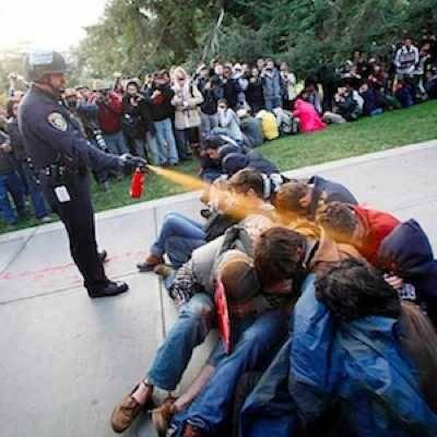 7- Wall Streeti işgal protestolarında çekilen fotoğraflar arasınd en çok paylaşılanı bu fotoğraf oldu. Polisin şiddetin dozunu kaçırdığı gösterilerin birinde bir polis oturan göstericilerin direkt gözüne biber gazı sıkarken görüntülendi. Çok tepki çeken bu fotoğraf protestoların simgesi olmaya devam ediyor.