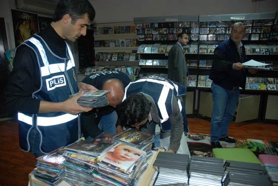 İstanbul Emniyet Müdürlüğü, korsan CD ile mücadele kapsamında Beylikdüzü'nde 12 ayrı noktaya eşzamanlı operasyon düzenledi. 100 bine yakın CD'nin ele geçirildiği operasyonda, korsan CD satanların çalışma yöntemleri de ortaya çıktı.