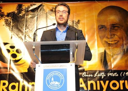 DÖRT METE BIRAKTI... Bahadır Özdener ise, Metenin kendilerine ailesinden 4 ayrı Mete bıraktığını, onun kadar açık görüşlü birisini tanımadığını, meraklı yapısıyla kendilerini büyülediğini, futbola olan düşkünlüğü ile de tanındığını ve 50 yaşında bile gençlerle futbol oynadığını anlattı. Ailesiyle birey olarak bu kadar ilgilenen bir insan olduğuna inanmadığını söyleyen Özdener, yazdığı senaryoları eşiyle paylaştığını ve onun fikirlerine büyük önem verdiğinin altını çizdi.