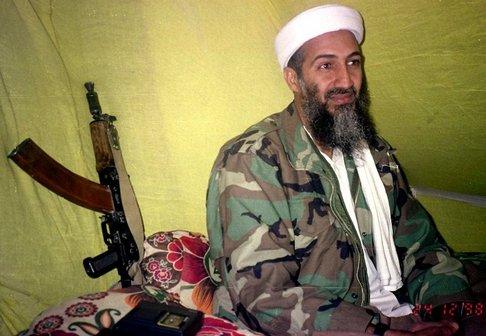 Amerikan Federal Soruşturma Bürosu (FBI), El Kaide lideri Usame bin Ladin'in bu sabah erken saatlerde yapılan operasyonda öldürülmesinin ardından "en çok aranan teröristler" listesini yeniledi.

FBI'ın internet sitesinde Bin Ladin'in fotoğrafının altına, kırmızı bir bant üzerine beyaz yazıyla "öldü" yazıldı.

Bin Ladin'in listeden çıkarılmasıyla birinci sıraya Adem Yahya Gadahn "yükseldi". Bin Ladin'in yardımcısı Eymen El Zevahiri ise üçüncü en çok aranan terörist oldu. El Zevahiri'nin başına konulan ödül 25 milyon dolar. İkinci sırada ise Daniel Andreas San Diego yer alıyor.