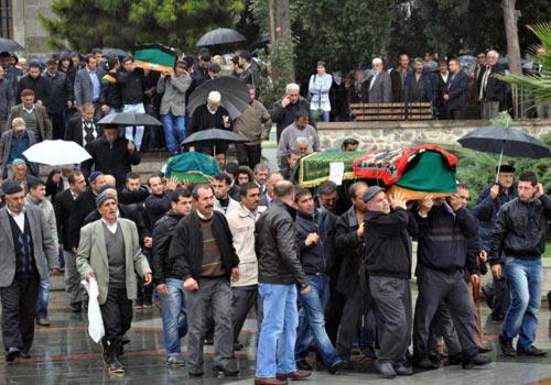 Van'da meydana gelen depremde yaşamını yitiren öğretmen Nesrin Yiğit ile eşi Mustafa ve oğlu Furkan Yiğit, memleketleri Samsun'da toprağa verildi.