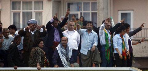Kendilerine "barış grubu" diyen 34 PKK'lıyı karşılamak için Diyarbakır'da dün akşam onbinlercu kişinin katıldığı bir miting düzenlendi. Grubun alana girişi sırasında sloganlar atıldı, meşaleler yakıldı.