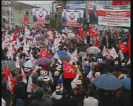 BBP'nin İstanbul mitingi: Partisinin İstanbul mitinginde vatandaşlara hitap eden BBP Genel Başkanı Muhsin Yazıcıoğlu'nun hedefinde de hükümet vardı.