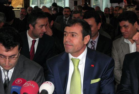 Baykal'ın büyük ses getiren çarşaf açılımı fiyasko ile sonlandı. Baykal'ın gövde gösterisi yaparak rozet taktığı Erzurumlu çarşaflılar bugün rozet attı.
