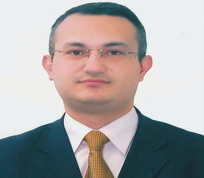 40 yıldır aynı şeyi üreterek üretim merkezi olabilir miyiz?<br><br>
<strong> MEHMET AKİF ÖZYURT / TAKIM TEZGAHLARI VE OTOMASYON MESLEK KOMİTESİ: </strong> Sanayi strateji belgesinde ülkemizin 2023 yılındaki hedefi Avrasya üretim üssü olmak. Özellikle tekstil teknolojileri sektöründe bir ürünün piyasaya çıkışı ile piyasadan kalkışı arasındaki süre 6 aya düşmüş durumda. 30 yıldır, 40 yıldır aynı şeyleri üreterek, dünyada nasıl bir üretim merkezi olmayı hedefliyoruz? Biz 330 bin firmayı temsil ediyorsak, bu soruyu sormak önce bize düşer. Ürün geliştirme, icat yapma konusunda üyelerimizi hızlı bir şekilde eğitmemiz gerekir. Çinin ürettiği 1 dolarlık tişörtleri üretmenin artık çok fazla bir esprisi yok. İnovasyon konusunda değişik programları Oda organize edebilir.
Üretimin karşılığında her türlü zorluk var. Bugün devletin gözünde, ithalatçı ile imalatçı arasında hiçbir fark yok. Devlet sadece vergisini ödedi mi, ödemedi mi ona bakar. Bankacılık sistemimizde de ciddi sıkıntılar var. Sistem tamamıyla tüketimi kredilendirmek üzerine kurulu. Üretim odaklı kredi taleplerinde, önümüze duvar gibi setler çekiyorlar. Bu noktada biz ne yapabiliriz? Odamızda uluslararası faaliyet yapmıyoruz. Halbuki bu tür çalışmalar yapılmalı.
Komitelerimizde performans izleme kriterleri uygulanarak komitelerin çalışması çok rahatlıkla denetlenebilir. Her yıl hangi komitemiz birinci geldiyse bunlara ödül verilebilir. Bu sayede komitelerin performanslarını ölçmüş, onlara bir yol haritası çizmiş oluruz. Bu komitelerin çalışma performanslarını da artıracaktır. Meclis toplantılarında komiteler kendi sektörüyle alakalı bize 15 dakikalık bir sunum yapamaz mı? Biz o sektörleri tanısak. Çok faydası olacağını düşünüyorum. Odanın komitelerin dışında yaptığı faaliyetler var. Geçenlerde CE uygulaması ile alakalı makine direktiflerinin anlatıldığı bir seminer yapıldı ama biz komite olarak bundan haberdar değildik. Bu tür çalışmalarda ilgili komitelerin bilgisi olmalı.