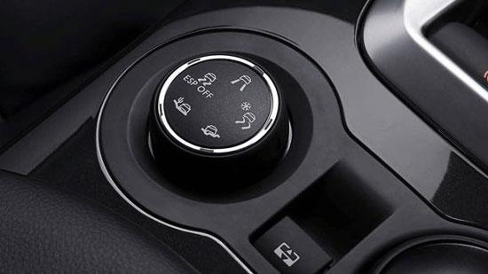 <p><strong>Elektronik el freni: </strong>Mekanik el frenleri vasıtasıyla otomobile spin attırma tutkunlarının hiç sevmediği yeni sayılabilecek bir teknoloji. Jaguar, Mercedes, BMW gibi lüks markalarda ve orta segment araçların üst donanım seviyelerinde sunuluyor. Cam açma-kapama düğmesine benzeyen bir düğmenin çalıştırdığı bu sistem bazı modellerde park frenini kapattıktan sonra 2-3 saniye sonra devreden çıkarak yokuş kalkış destek sistemi olarak da kullanılabiliyor. Büyük mekanik el freni gibi gözünüzün önünde olmadığı için sürücüler bu sistemi devreye alıp çıkartmayı unutabiliyor.</p>
