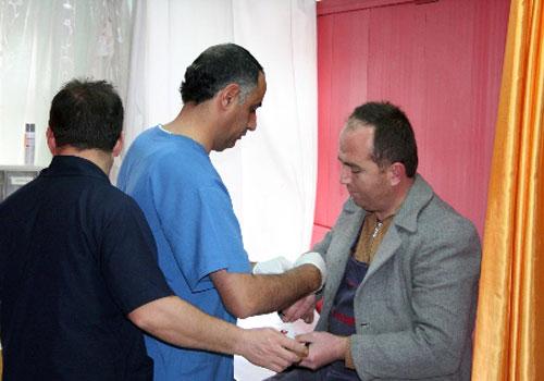 Yurdun &ccedil;eşitli yerlerinde aldıkları kurbanları keserken &ccedil;eşitli yerlerinden yaralanan acemi kasaplar, acillere akın ederken, bazı hastanelerde tek doktorun olması isyan ettirdi.