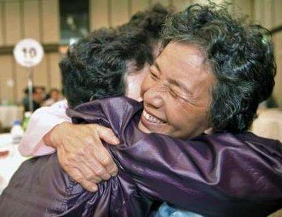 Güney ve Kuzey Kore'de yaklaşık 60 yıldır birbirlerini görmeden yaşayan aileler sınırda buluşmanın heyecanını yaşadı. Kimisi 90 yaşını geçmiş 97 kişilik Güney Koreli grubun sınırdaki buluşması duygusal görüntülere sahne oldu.