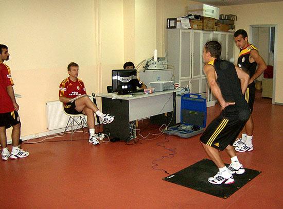 Sarı-Kırmızılı kulübün yeni teknik direktörü Frank Rijkaard sezonun ilk antrenmanı için Florya Metin Oktay Tesisleri'nde sahaya çıktı.