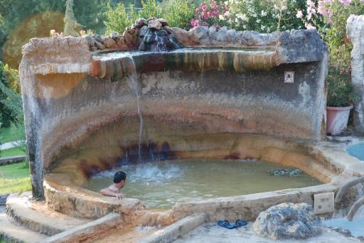 GECEYI PAMUKKALE'DE GECIRMEK ISTEYENLER ICIN KARAHAYIT'TA, ICINDE ANTIK HAVUZ, TURK HAMAMI VE CAMUR BANYOLARININ BULUNDUGU 5 YILDIZLI OTELDEN, TERMAL SU HAVUZLARINA SAHIP PANSIYONLARA KADAR BIRCOK SECENEK BULUNUYOR.