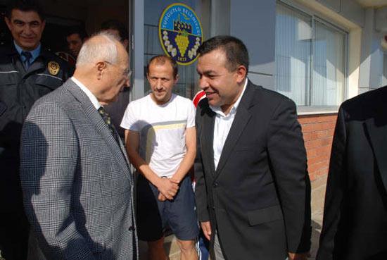 7. Cumhurbaşkanı Kenan Evren, ziyaret ettiği Turgutlu'da mezarlığın güzelliğini görünce AKP'li Belediye Başkanını öperek kutladı.