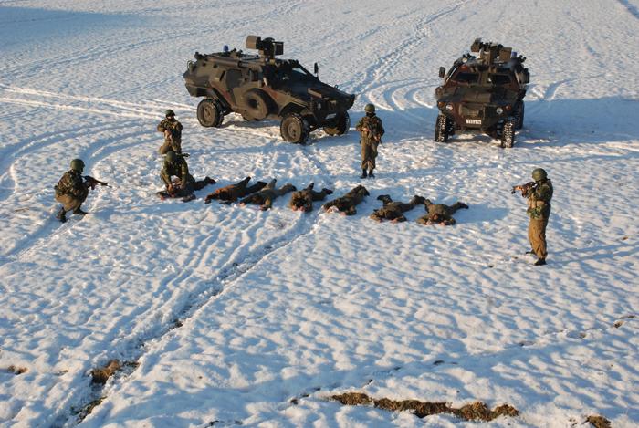 Bingöl'de güvenlik güçlerinin operasyonuyla sağ ele geçirilen 7 teröristin yakalanışı kameralara yansıdı. Asker üşüyen bir teröriste kendi parkesini giydirirken, bir başka terörist ambulansta tedavi edildi.