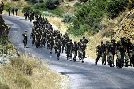 Foça'da otluk alanda başlayan yangın şiddetli rüzgar nedeniyle hızla büyüdü. 160 Hektar alanın yandığı yangında alevler evlerin bir kaç metre lakınına kadar sokuldu ve büyük korku yaşattı