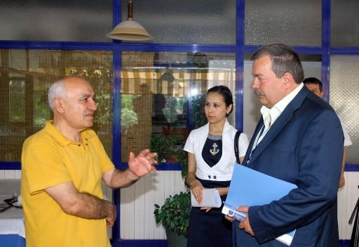 Dumansız Hava Savası uygulamasının başladığı ilk günde, yasak kapsamına giren alanlarda sigara içirilmesi için sıkı denetimler yapıldı. Tiryakiler zabıta ve polisle köşe kapmaca oynadı