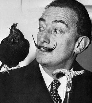 Salvador Dali: Saygın bir avukat ve katı bir disiplin meraklısı olan babasına inat olarak 8 yaşına kadar kasıtlı olarak yatağını ıslatan Dali'nin babasıyla olan gergin ilişkisi 17 yaşındayken annesini kaybetmesiyle daha da bozuldu. Annesinin ölümünü, ''Hayatımda yediğim en büyük darbe'' diye nitelendiren Dali, bir resminin kabataslak çizilmiş görüntüsüne şöyle yazmıştı: ''Bazen annemin portresine zevkle tükürürüm''...