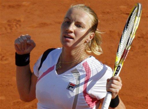 Fransa Açık'ta bayanlar yarı final maücadelesinde Rus tenisçi Svetlana Kuznetsova, Avustralyalı Samantha Stosur'u 2-1 yenerek finale yükseldi. Kuznetsova finalde vatandaşı Dinara Safina ile karşılaşacak.