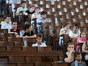 Sınav sonucunda herkes ortalama notlar alıyor. Bir öğrenci ise 100 alıyor. Bu öğrencinin cevap kağıdında şu yazıyor: "Ne yapmadı ki!"