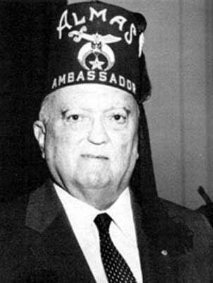 Hoover, 33ncü dereceden masondu. Bir Mason locasında çekilen bu tarihsiz fotoğrafta masonlara özgü bir kıyafet içinde görülüyor.