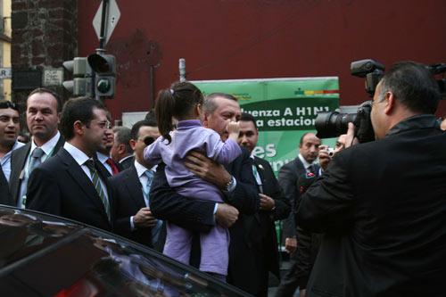 ir dizi resmi ziyaret için Meksika'da bulunan Başbakan Recep Tayyip Erdoğan, Osmanlı kolonisinin 1910 yılında başkent Mexico City'e hediye ettiği saat kulesini ziyaret etti.