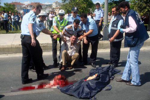 İlköğretim okulu öğrencisi 14 yaşındaki Muhammet Taha Demir bisikletleriyle sahile giderken hızla gelen aracın altında kaldı. O sırada da babası da oradaydı.