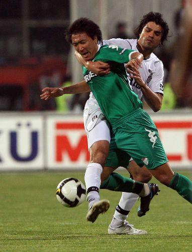 Sivas'ın puan kaybıyla liderlik şansı yakalayan Beşiktaş, evinde Bursaspor'a puan kaybetti. Müthiş geçen maçta 1 de kırmızı çıkarken takımlar golsüz eşitliği bozamadı.
