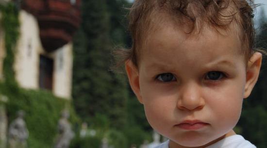 Onun seviyesine inin, g&ouml;z teması kurmaktan ka&ccedil;ınmayın.Bu durumda bakışlarınıza odaklanacağı i&ccedil;in, g&uuml;&ccedil; g&ouml;sterisi yaptığınızı d&uuml;ş&uuml;nmeyecektir.