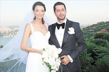 <p><strong>PINAR TEZCAN - KEREM ÖZÇAPKIN<br /><br /></strong>Manken Pınar Tezcan iş adamı sevgilisi Kerem Özçapkın ile 2009 yılında <span style="border-bottom: #ff0000 3px double; line-height: 1.7; color: #ff0000; cursor: hand; font-weight: bold;">evlendi</span>.</p>